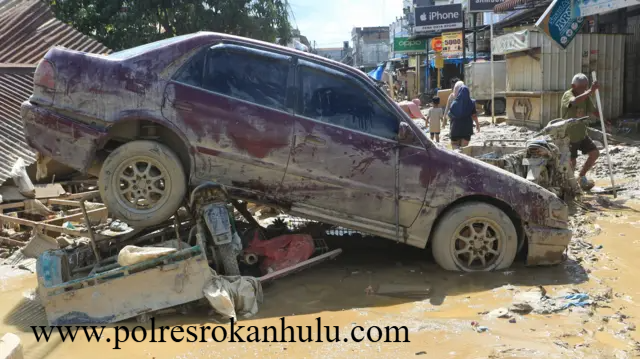 Ada Mobil Berisi Jasad Korban Banjir